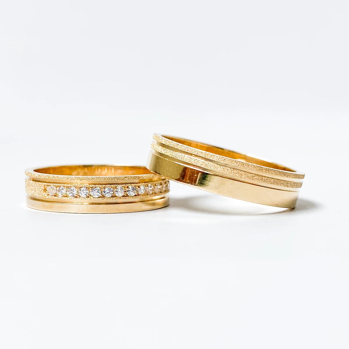 Aliança de Casamento | Tulipa com Pedras | 4,5mm | Ouro 18k