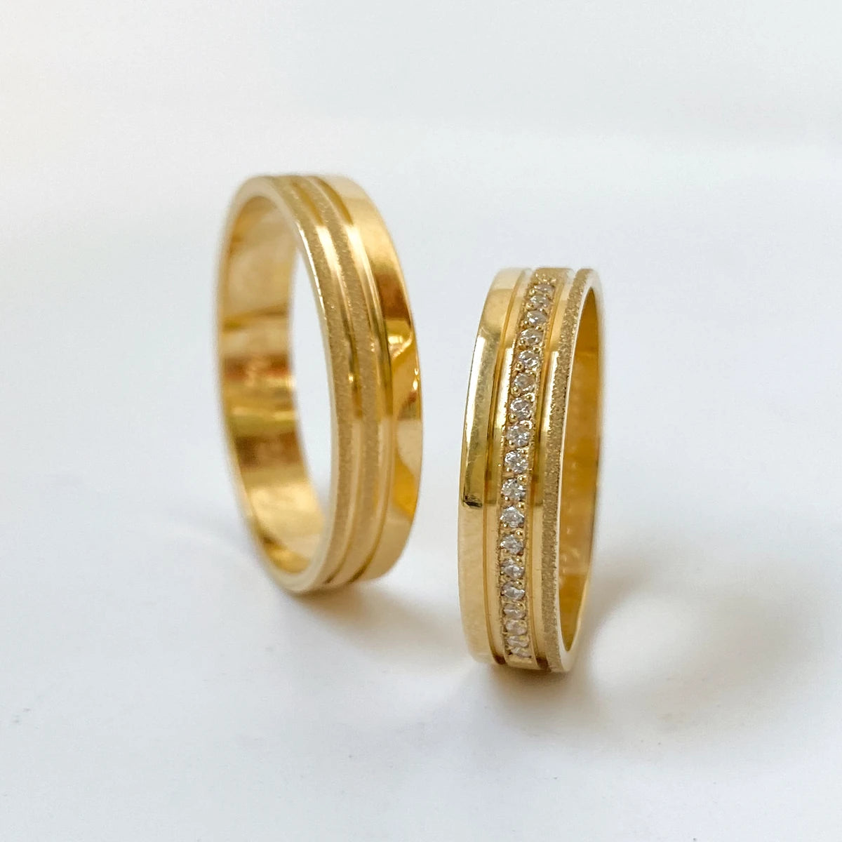 Aliança de Casamento | Tulipa com Pedras | 4,5mm | Ouro 18k